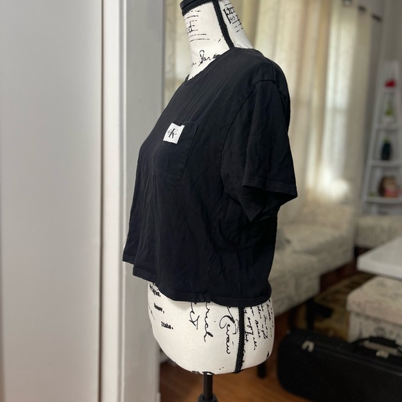 EUC Women’s Size Medium Calvin Klein Jeans Cropped Tee With Logo Patch Pocket - Picture 2 of 8